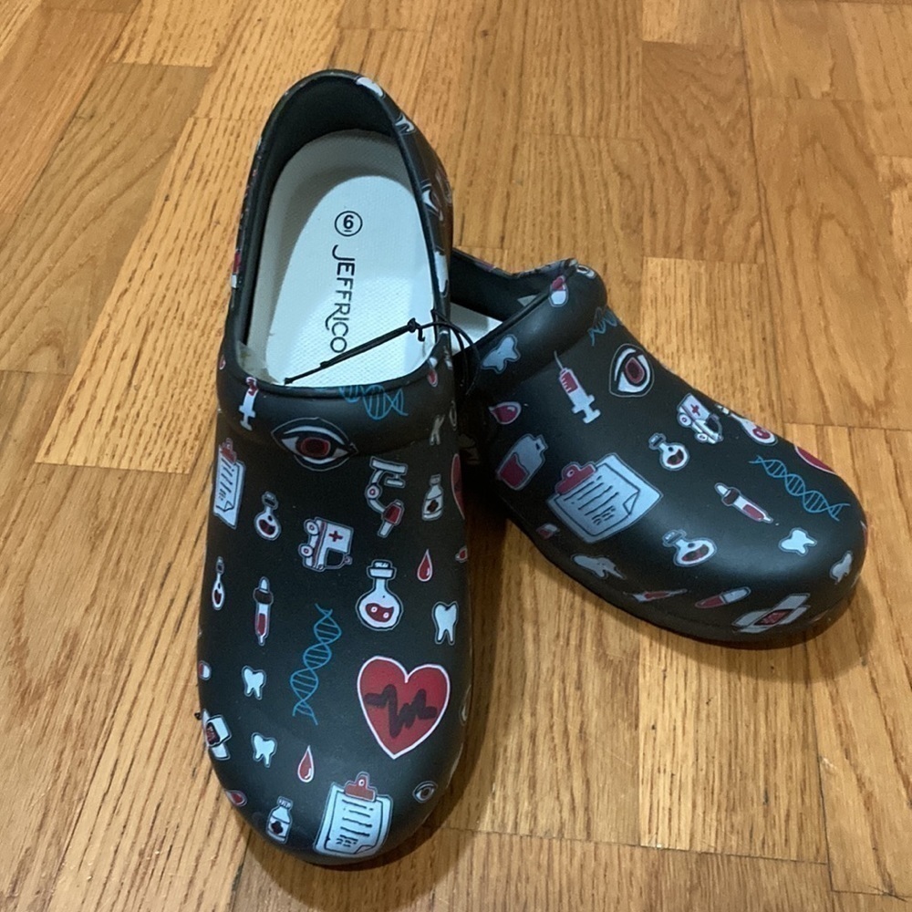 Jeffrico Nurse’ Clog! Lightweight and Super Cute! Never worn size 6 EUc